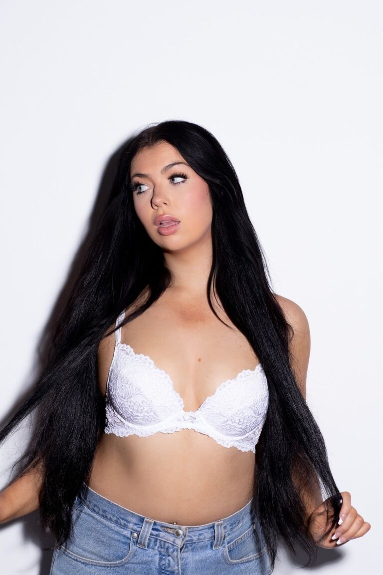 20P La gordita morena Holly Day juega con su dulce coño rosado de cerca