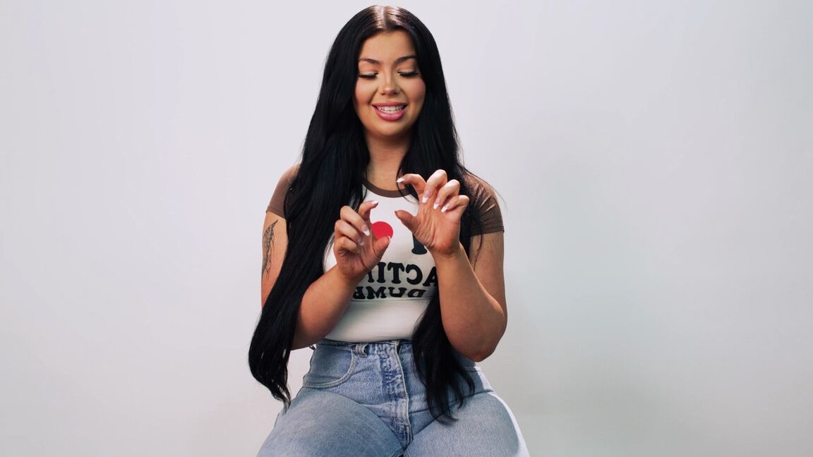 20P La gordita morena Holly Day juega con su dulce coño rosado de cerca