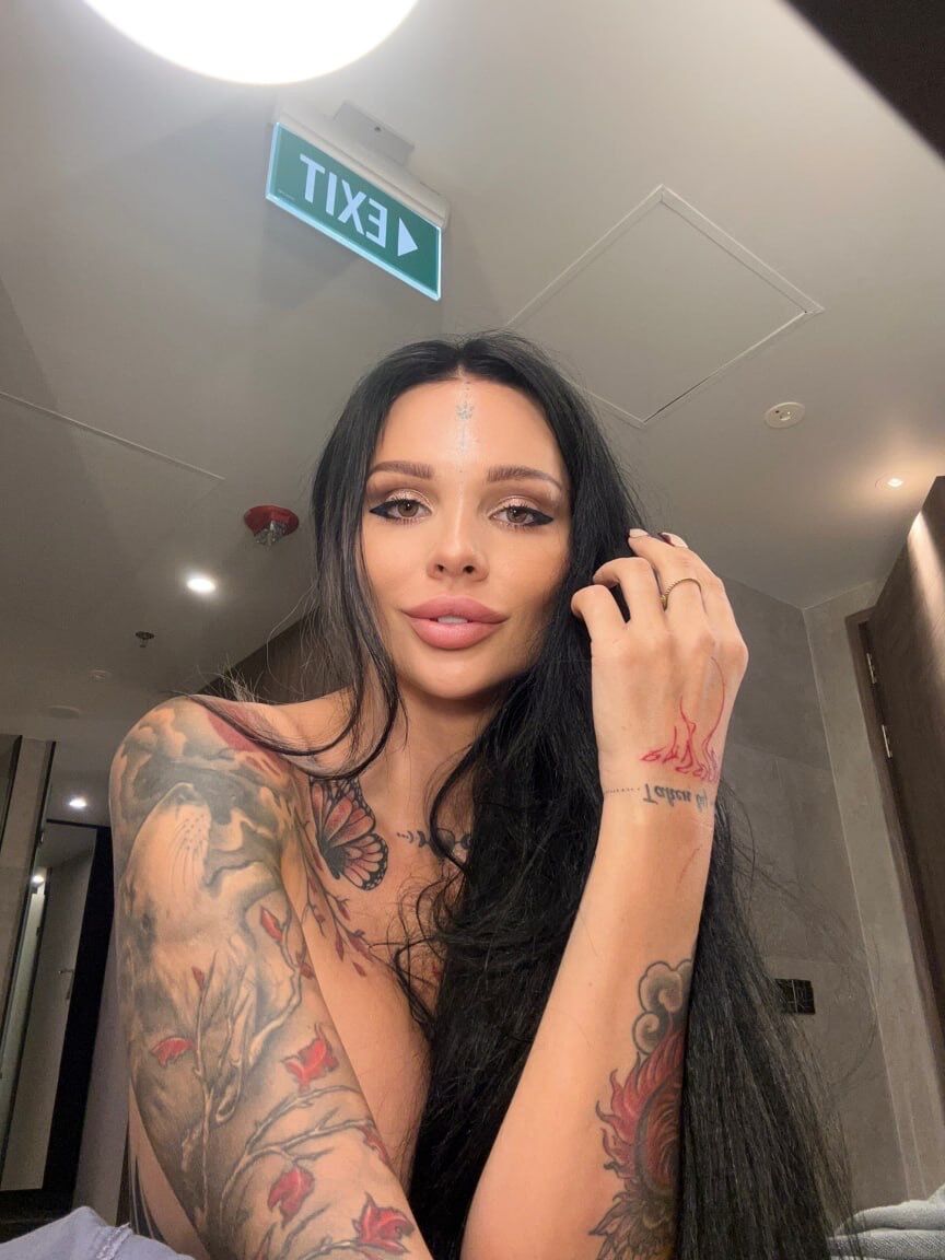 13P Inked Onlyfans hottie Sunny Free mostrando sus curvas asesinas en un solo