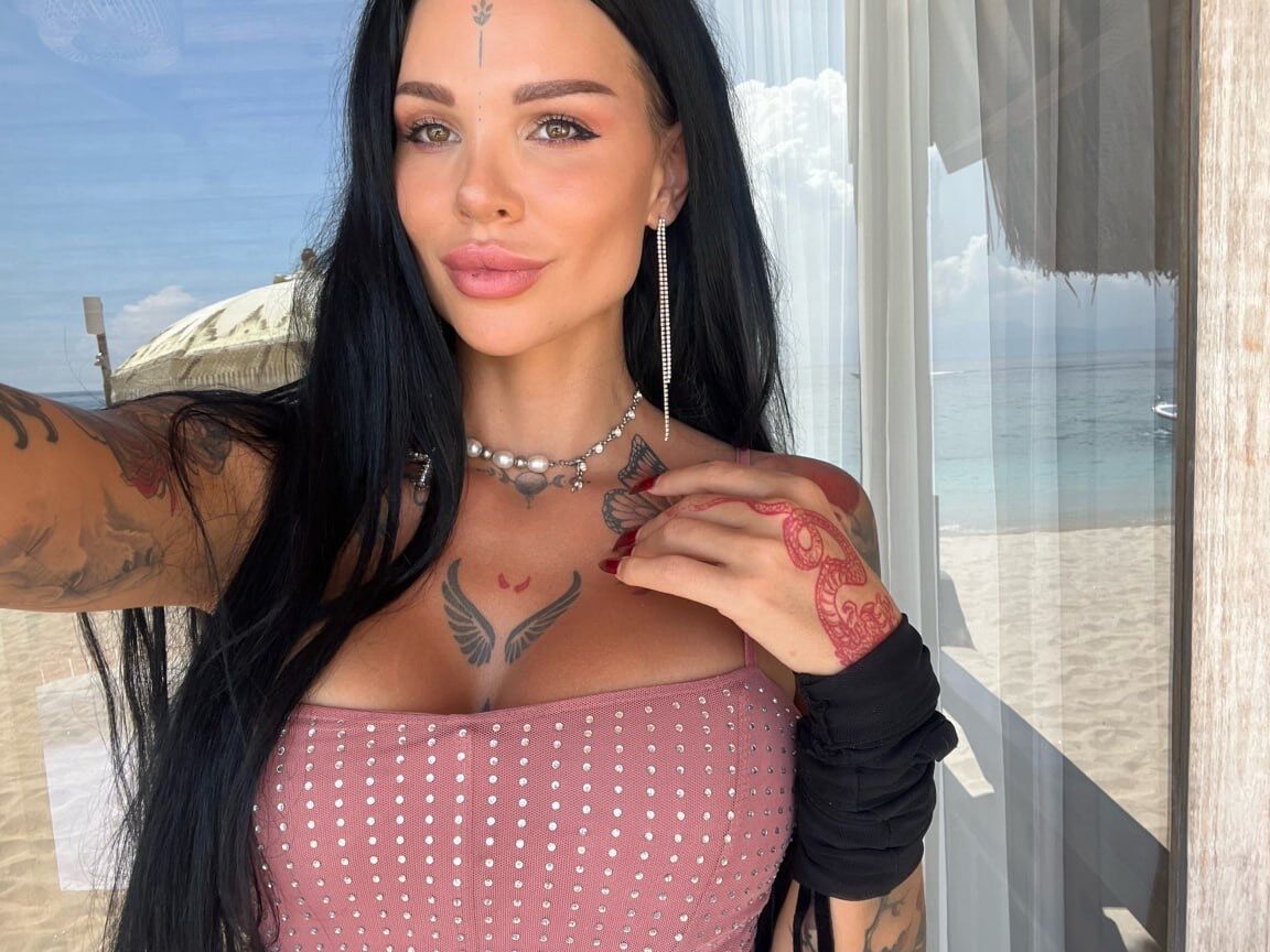 13P Inked Onlyfans hottie Sunny Free mostrando sus curvas asesinas en un solo