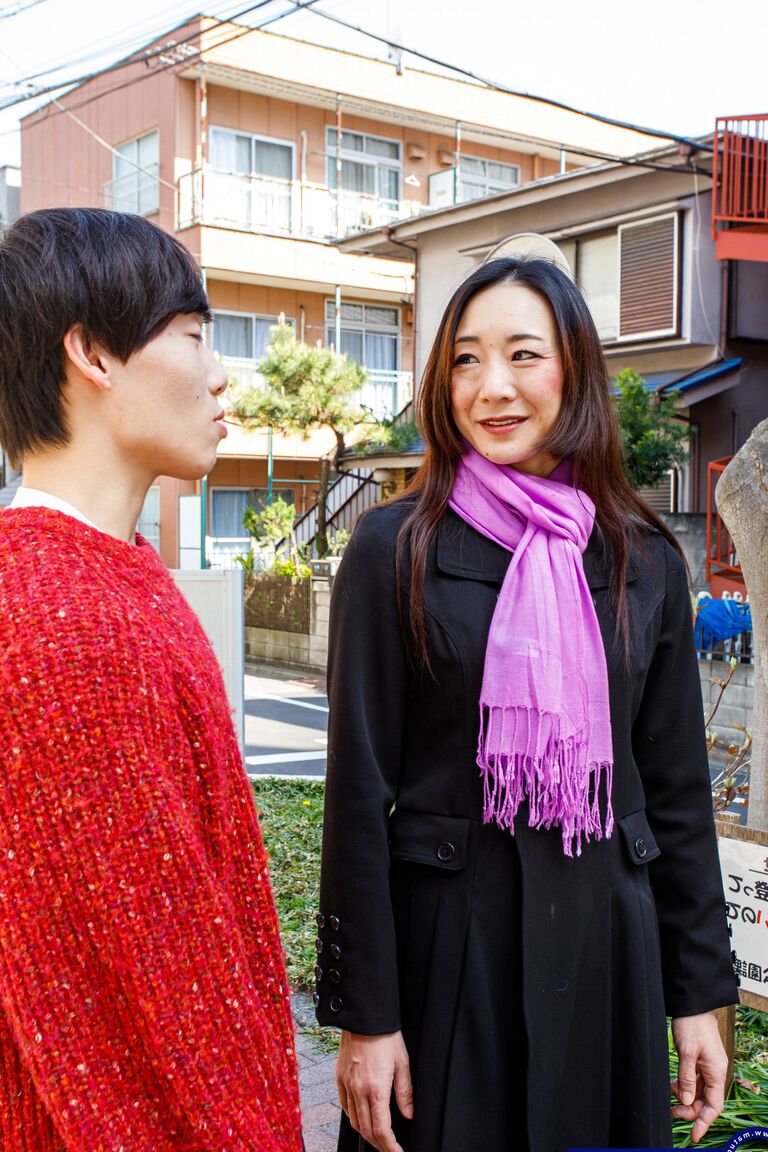21P Die untreue japanische Ehefrau Miho Wakabayashi unterrichtet einen jungen Teenager