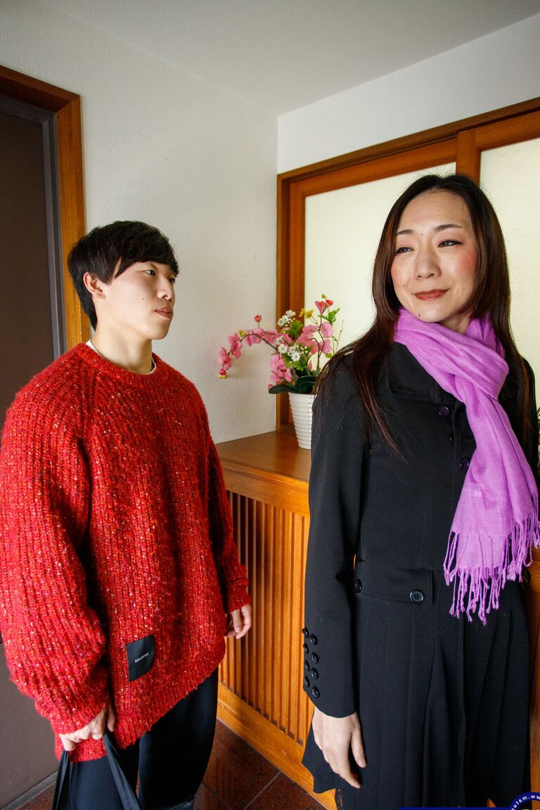21P Die untreue japanische Ehefrau Miho Wakabayashi unterrichtet einen jungen Teenager