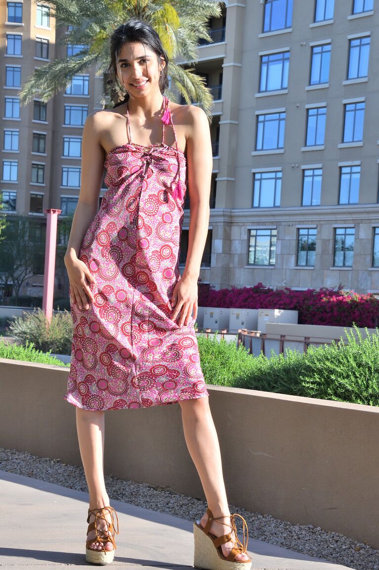 21P La belleza estadounidense Reina posa con su vestido largo y se desnuda en público