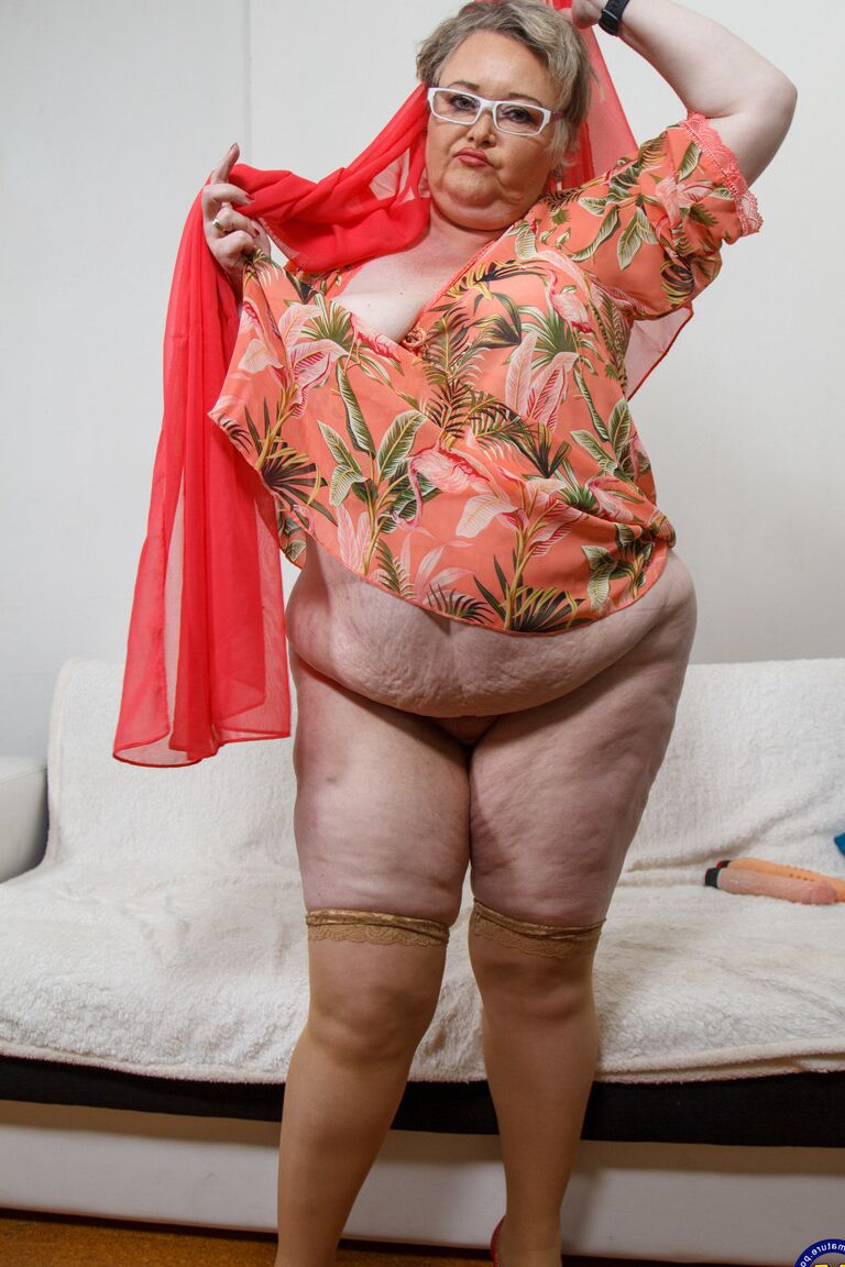 21P Vovó gorda de óculos Jolanka mostra sua bunda grande e brinca sozinha