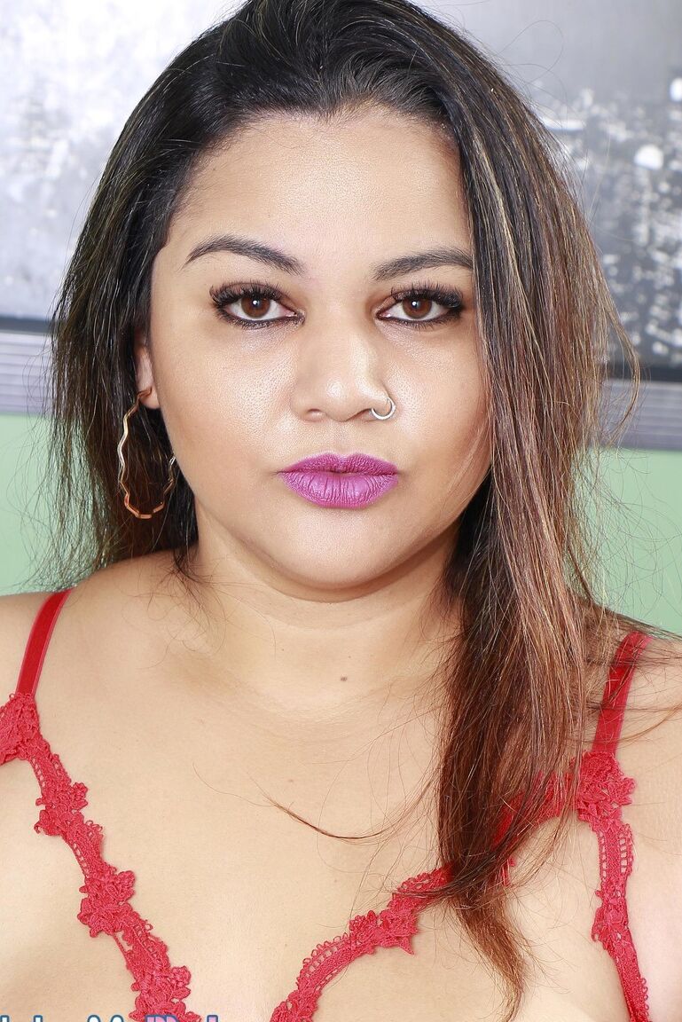 21P Latina gorda Mary Butterfly tem sua buceta perfurada fodida por um vibrador de máquina