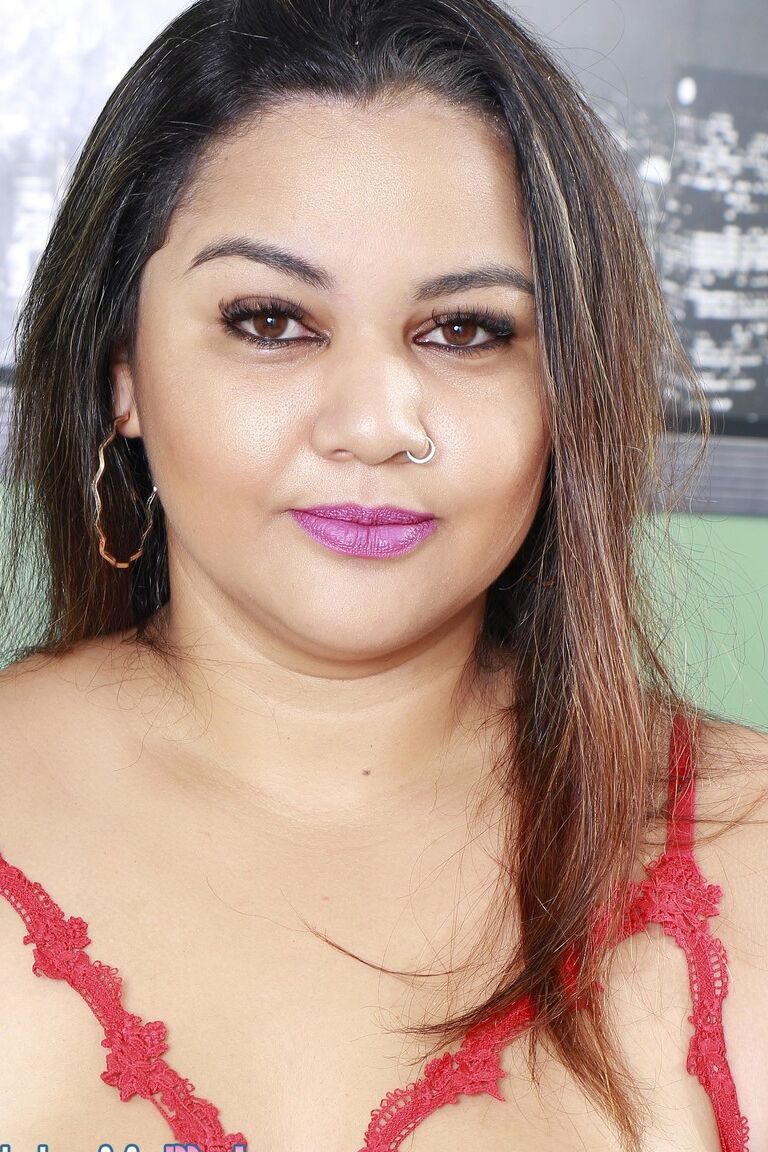 21P Latina gorda Mary Butterfly tem sua buceta perfurada fodida por um vibrador de máquina