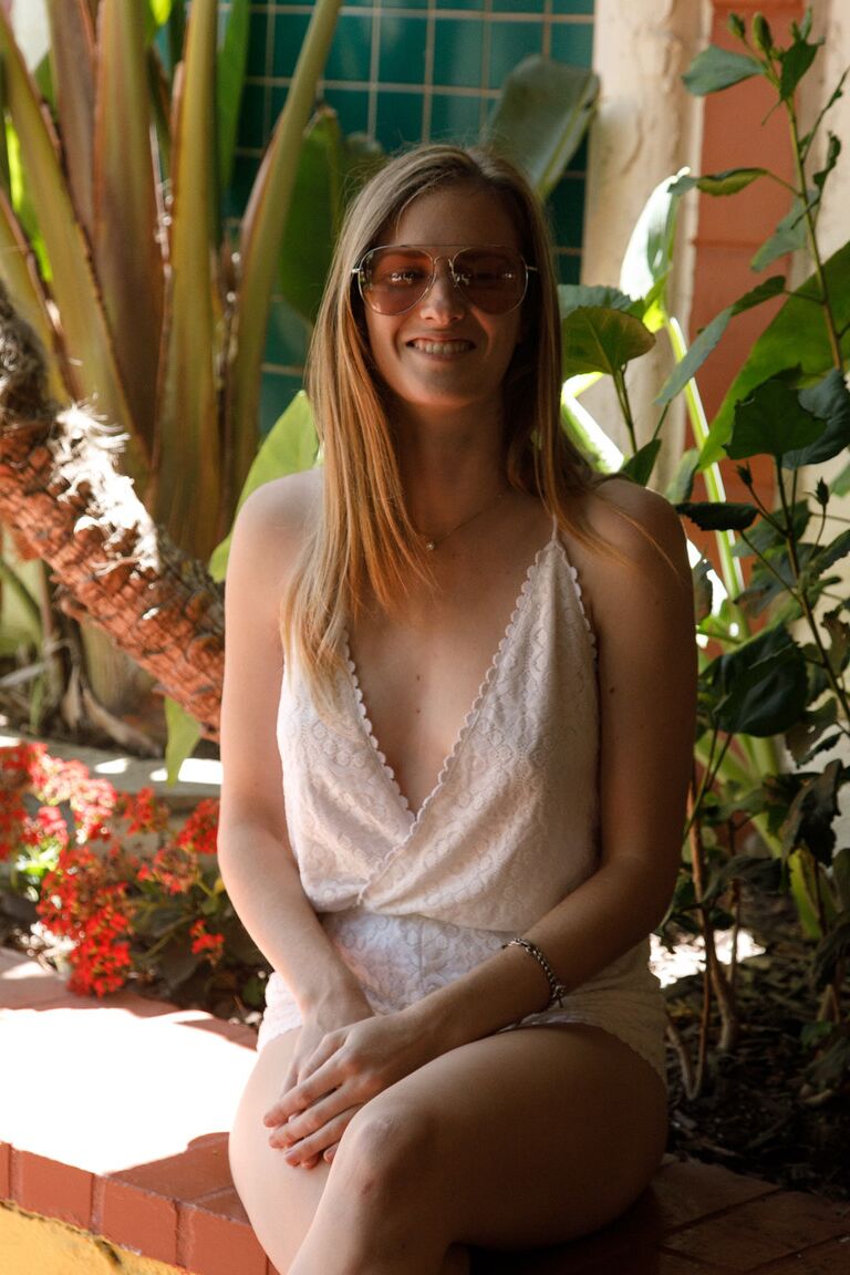 13P Das schöne Amateur-Babe Ashley Lane zeigt in der Öffentlichkeit ihre natürlichen Brüste