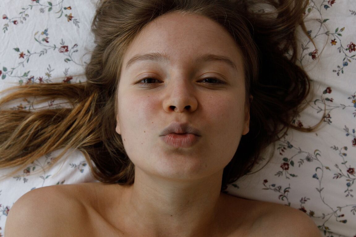 12P Die hübsche Amateurin Isabella Herzog zeigt ihren wunderschönen nackten Körper auf ihrem Bett