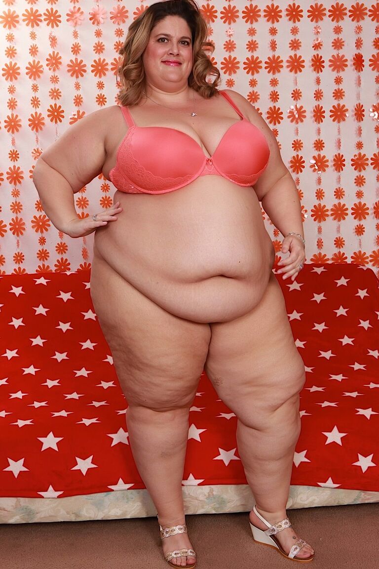21P Loira SSBBW Erin Green se masturba, dá um belo BJ e é fodida