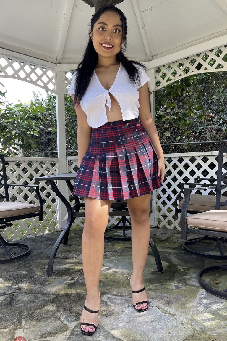 Das 21P kurvige asiatische Babe Luna Mills zeigt ihre großen natürlichen Titten und leckeren Löcher