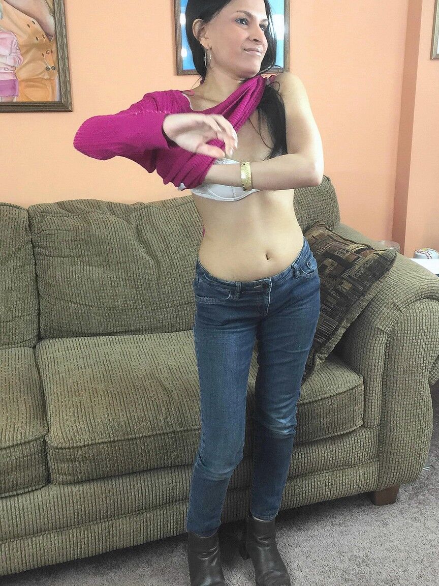 20P Petite amadora Naomi Shah fica totalmente nua