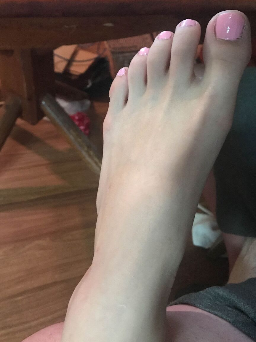 12P L'amatrice sexy Celeste montre ses pieds sales tout en affichant ses jambes chaudes