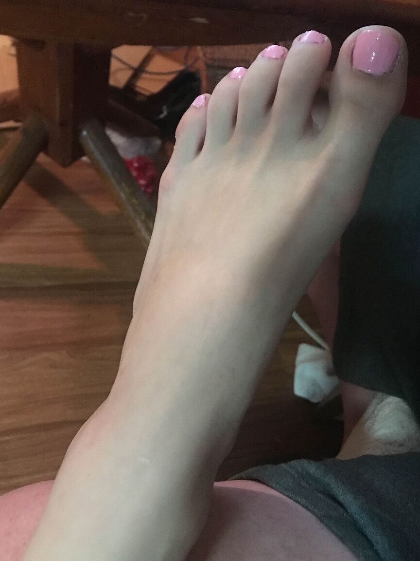 12P L'amatrice sexy Celeste montre ses pieds sales tout en affichant ses jambes chaudes