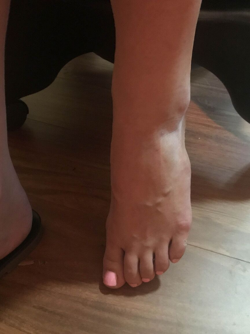 12P L'amatrice sexy Celeste montre ses pieds sales tout en affichant ses jambes chaudes