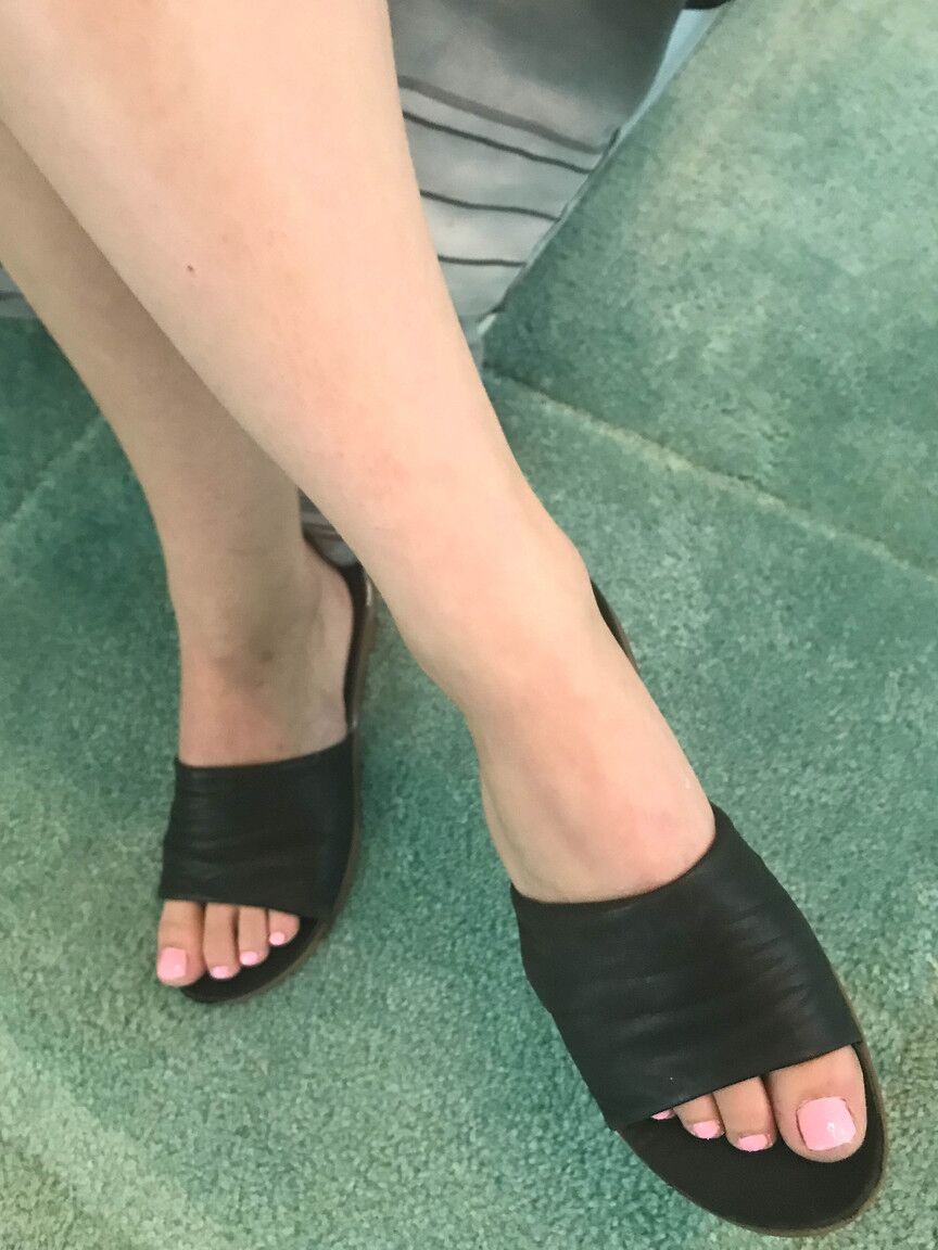 12P L'amatrice sexy Celeste montre ses pieds sales tout en affichant ses jambes chaudes