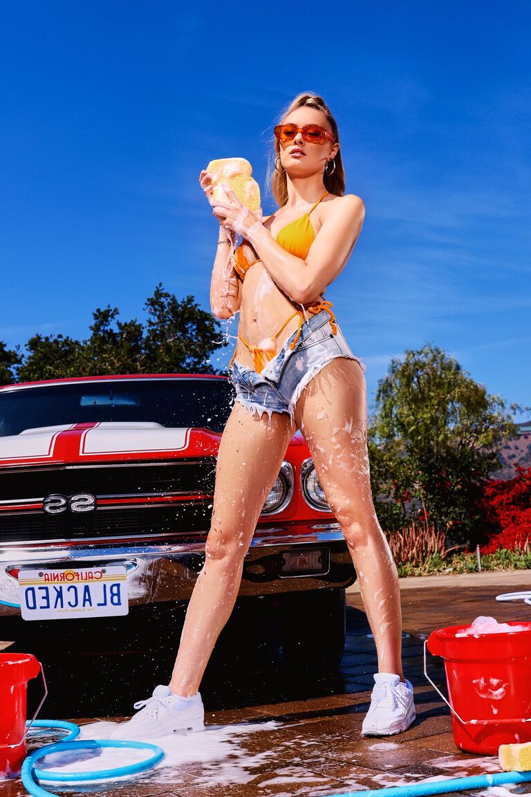 21P Wunderschöne Carwash-Girls zeigen ihre Hintern