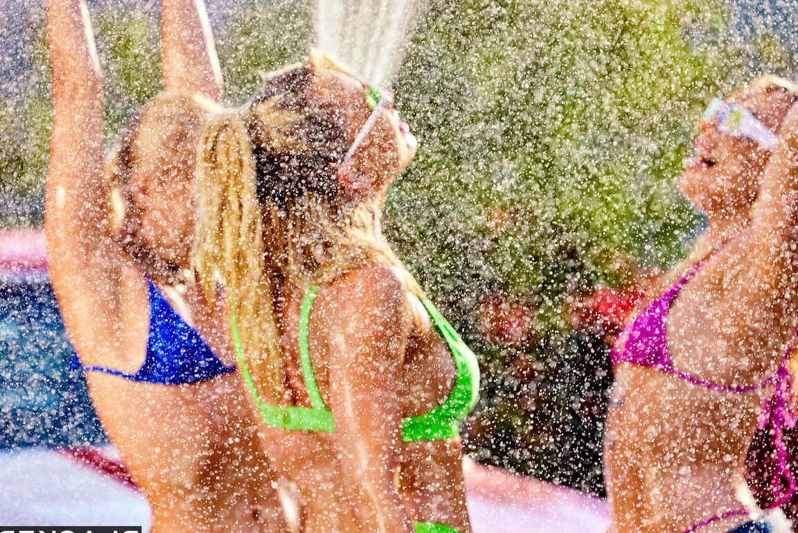 21P Wunderschöne Carwash-Girls zeigen ihre Hintern