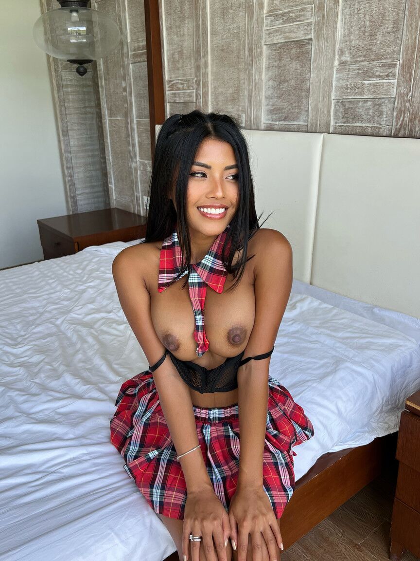 Tita Sahara, fille de 20P OnlyFans, pose dans sa tenue d'écolière