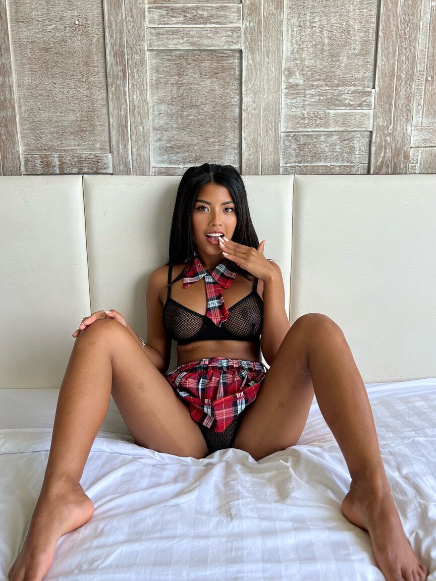 Tita Sahara, fille de 20P OnlyFans, pose dans sa tenue d'écolière