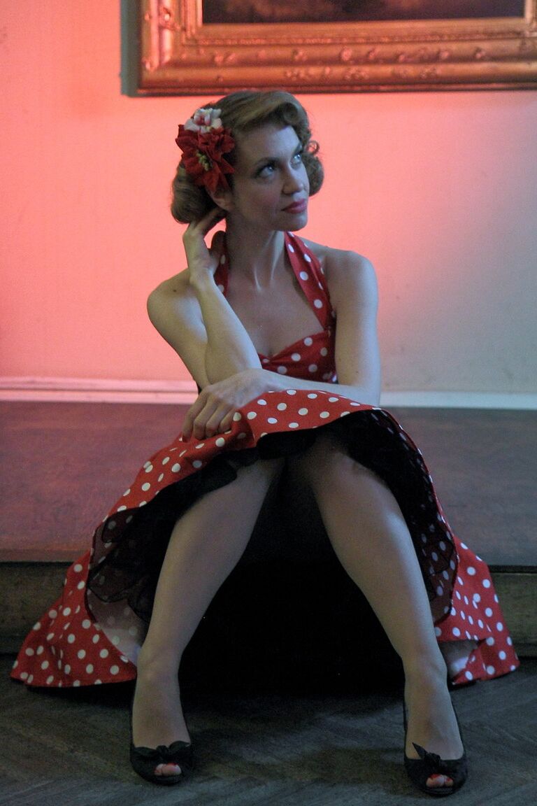 21P Garota pinup glamorosa posando com seu lindo vestido