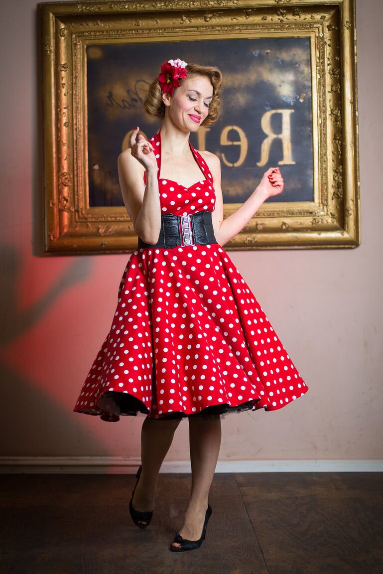 21P Garota pinup glamorosa posando com seu lindo vestido