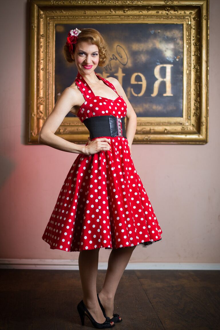 21P Garota pinup glamorosa posando com seu lindo vestido