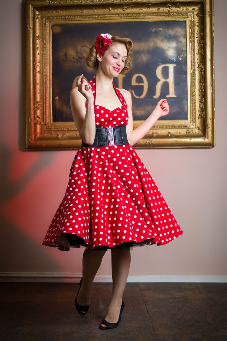 21P Garota pinup glamorosa posando com seu lindo vestido