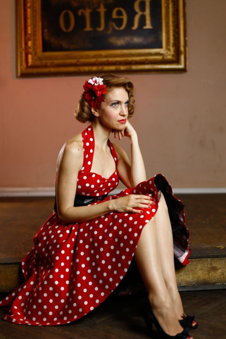 21P Garota pinup glamorosa posando com seu lindo vestido