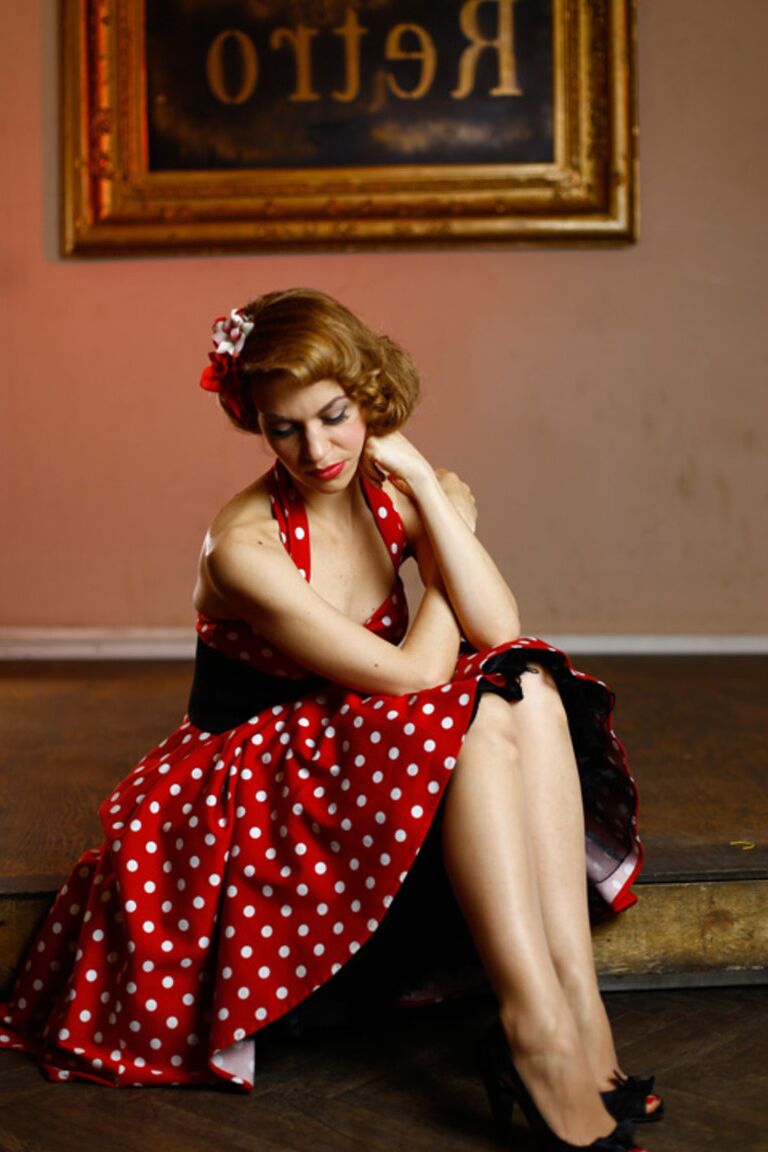 21P Garota pinup glamorosa posando com seu lindo vestido