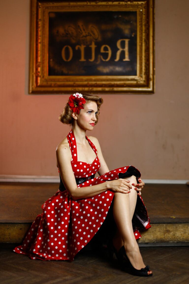 21P Garota pinup glamorosa posando com seu lindo vestido