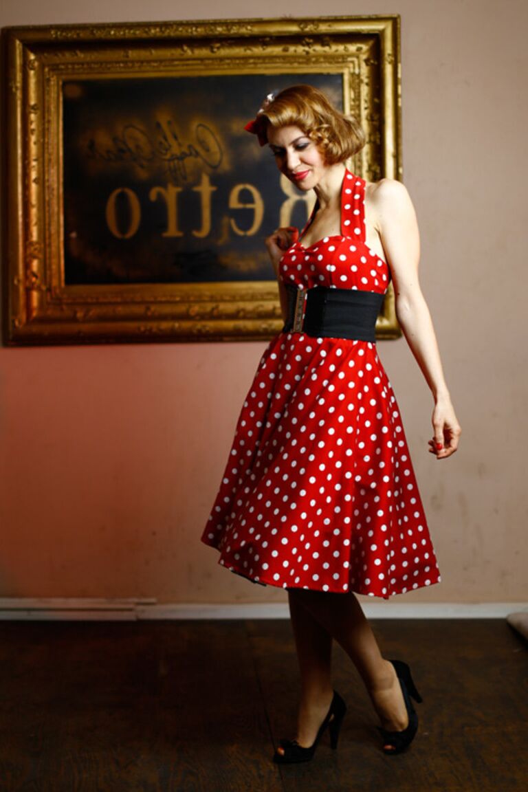 21P Garota pinup glamorosa posando com seu lindo vestido