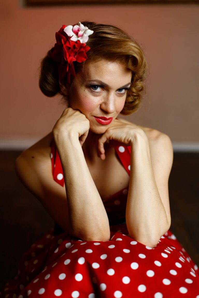 21P Garota pinup glamorosa posando com seu lindo vestido