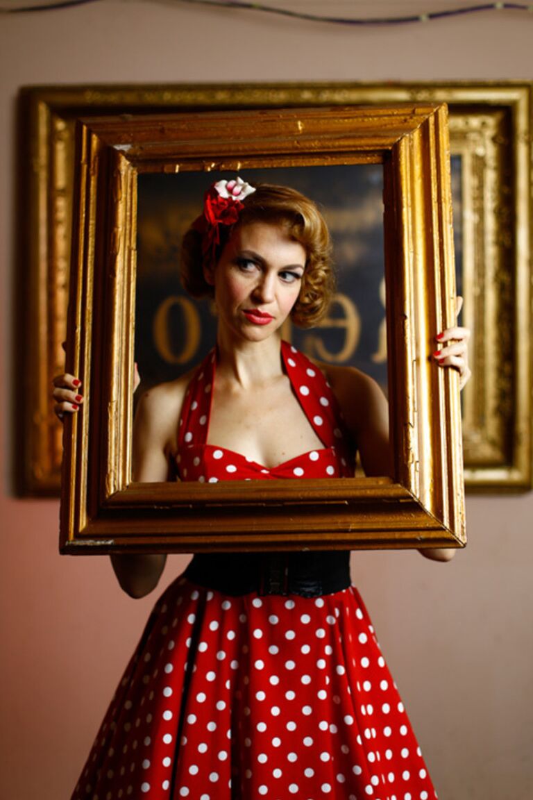 21P Garota pinup glamorosa posando com seu lindo vestido