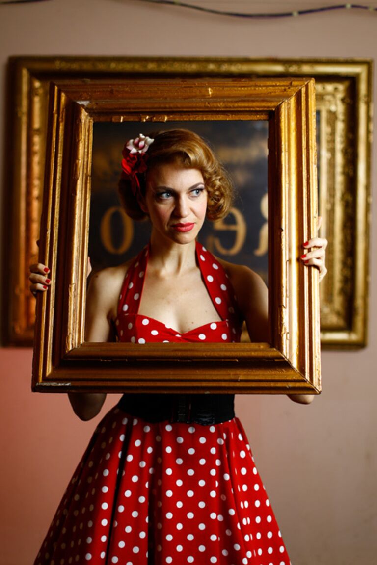 21P Garota pinup glamorosa posando com seu lindo vestido