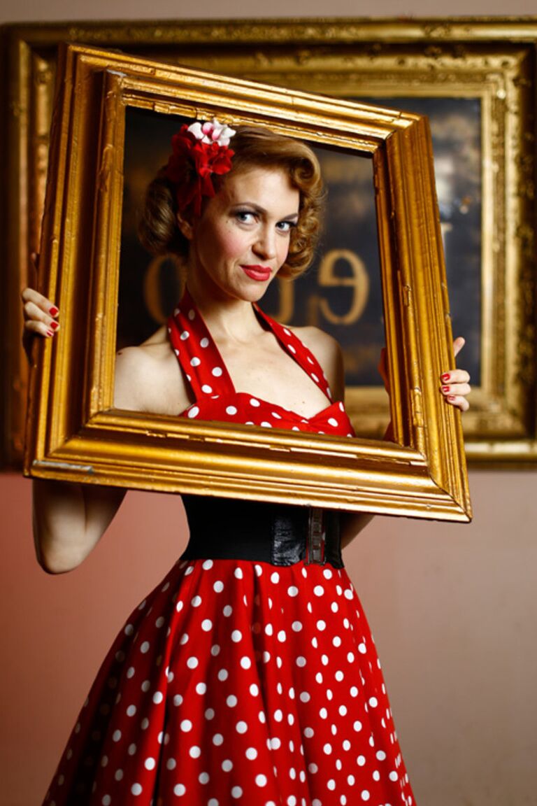 21P Garota pinup glamorosa posando com seu lindo vestido