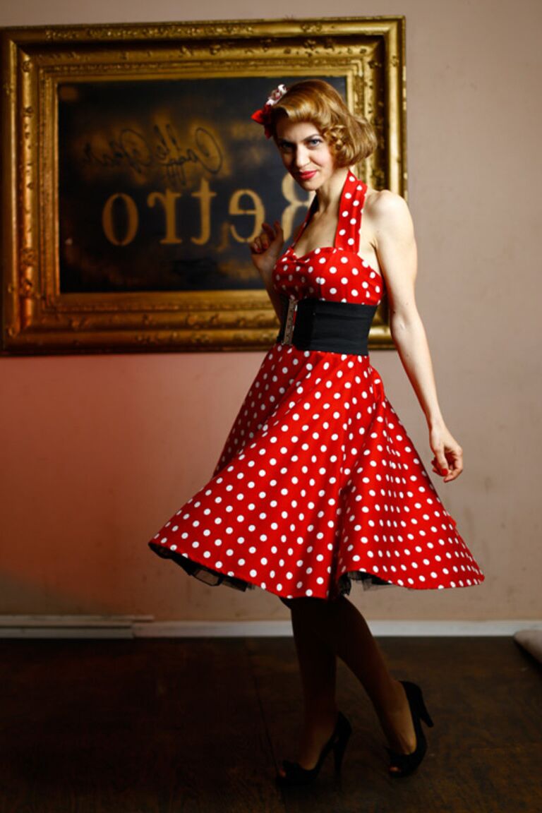 21P Garota pinup glamorosa posando com seu lindo vestido