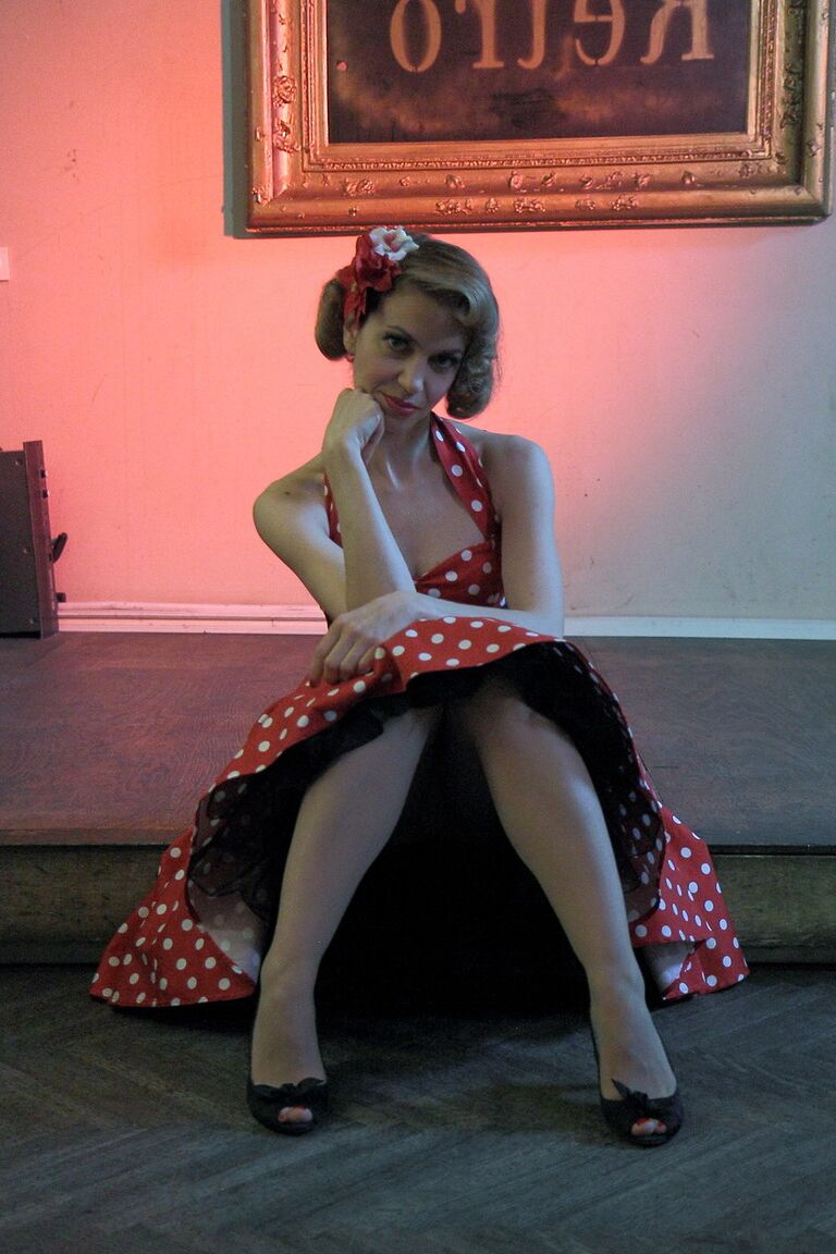 21P Garota pinup glamorosa posando com seu lindo vestido