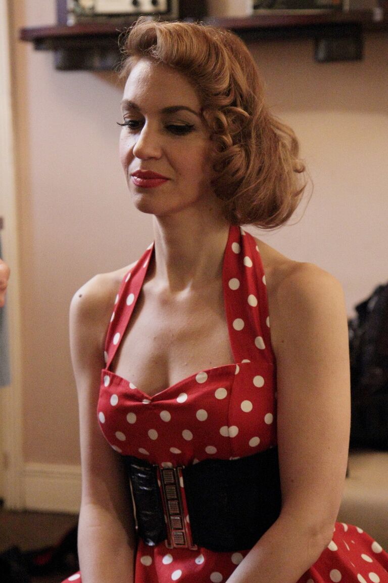 21P Garota pinup glamorosa posando com seu lindo vestido