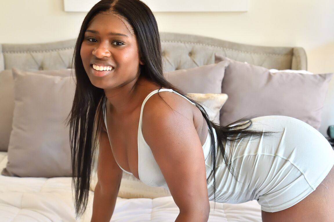 21P La belleza de ébano Tessa muestra su gran trasero negro y juega con su coño