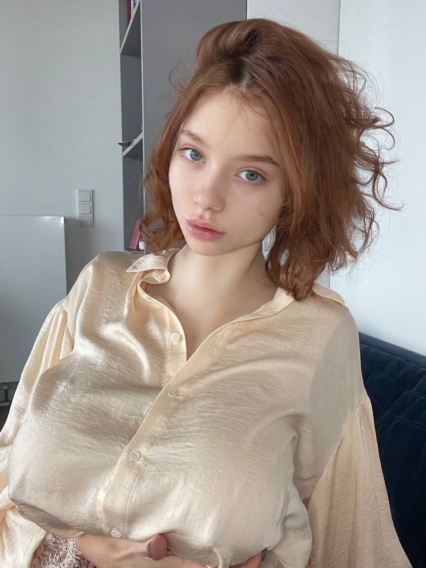 12P Alissia Babe, adorable fille aux yeux bleus et aux gros seins, pose dans des tenues séduisantes