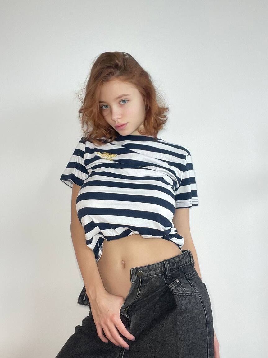 12P Alissia Babe, adorable fille aux yeux bleus et aux gros seins, pose dans des tenues séduisantes