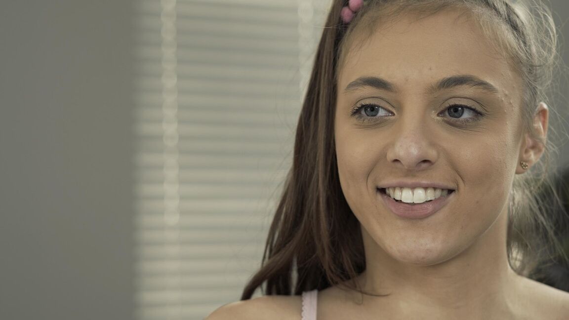 20P Sexy Teen Gia Derza gibt einen schönen Blowjob, bevor sie hart gebumst wird
