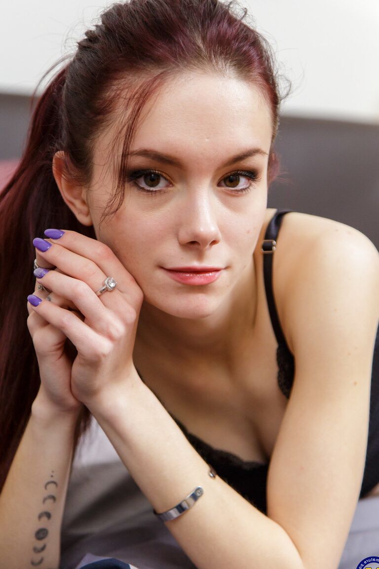 20P Das schlanke Amateur-Babe Liz Ocean posiert in Shorts und entblößt ihre natürlichen Titten