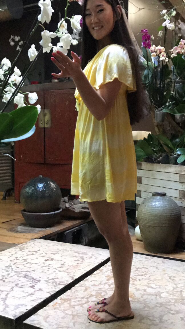 21P La sexy asiática Fang se levanta el vestido amarillo y recibe una polla en un show POV