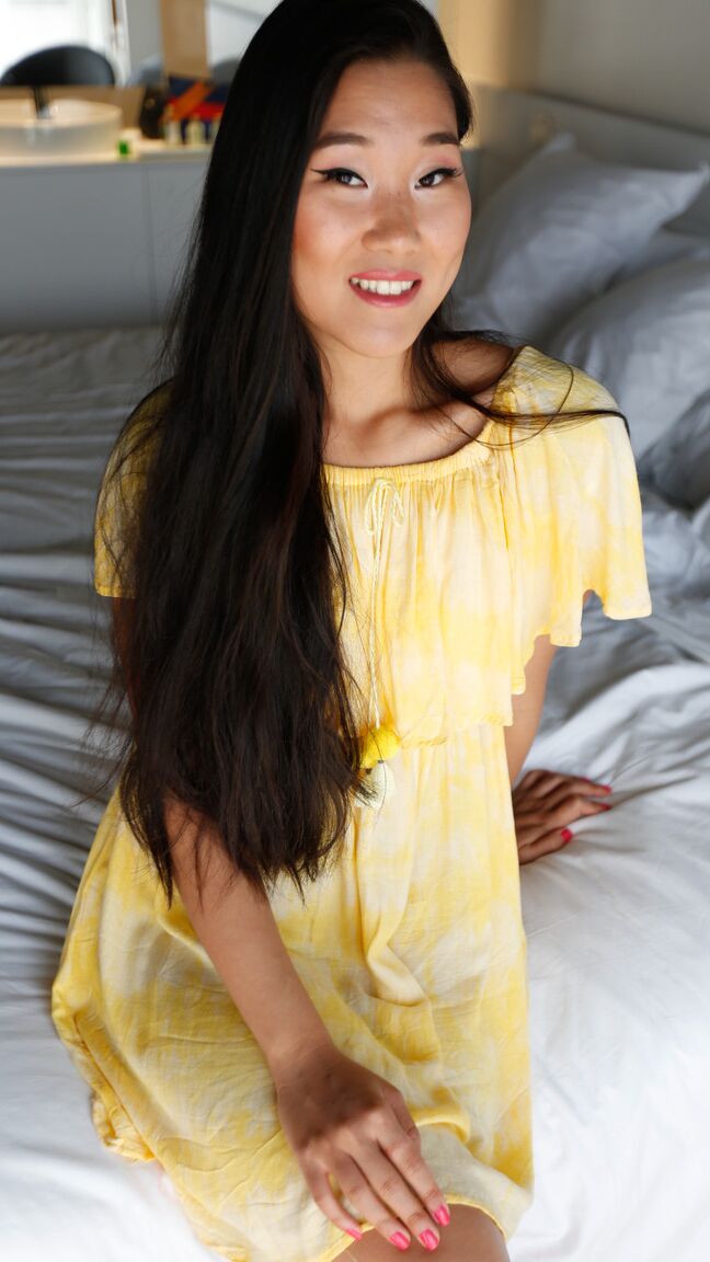 21P La sexy asiática Fang se levanta el vestido amarillo y recibe una polla en un show POV