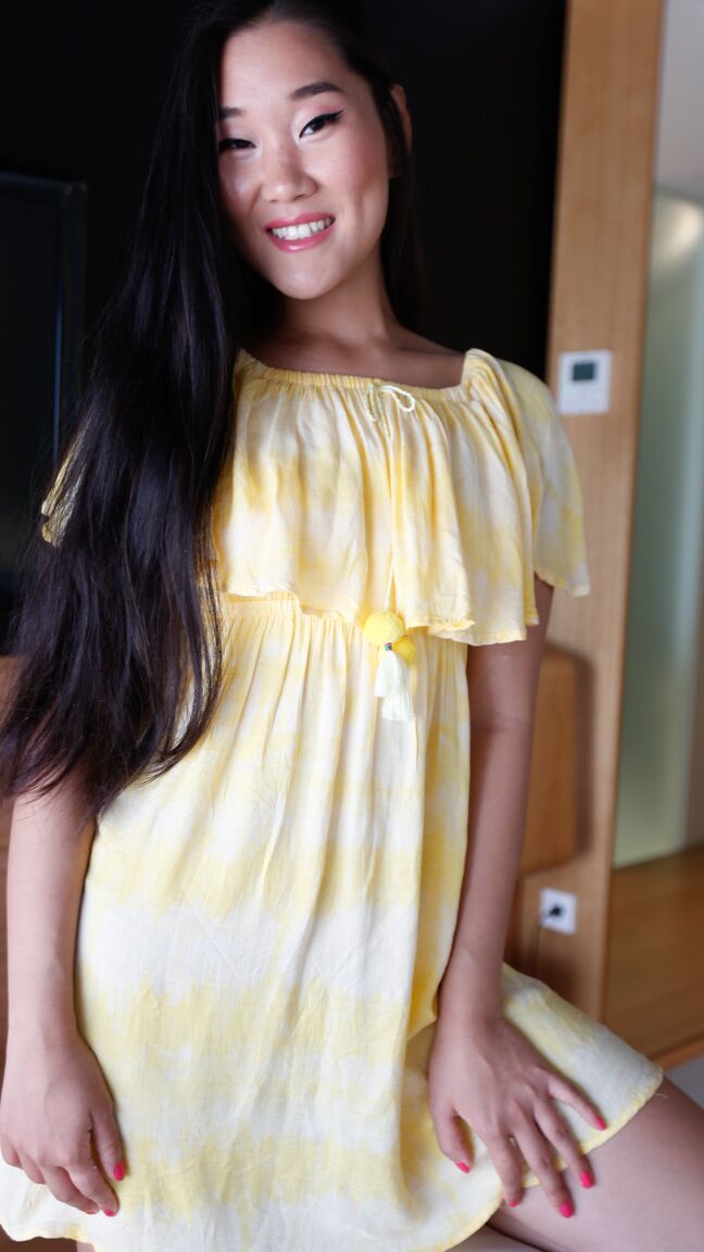 21P La sexy asiática Fang se levanta el vestido amarillo y recibe una polla en un show POV