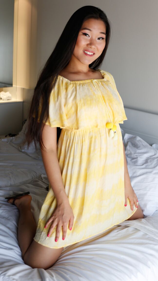 21P La sexy asiática Fang se levanta el vestido amarillo y recibe una polla en un show POV
