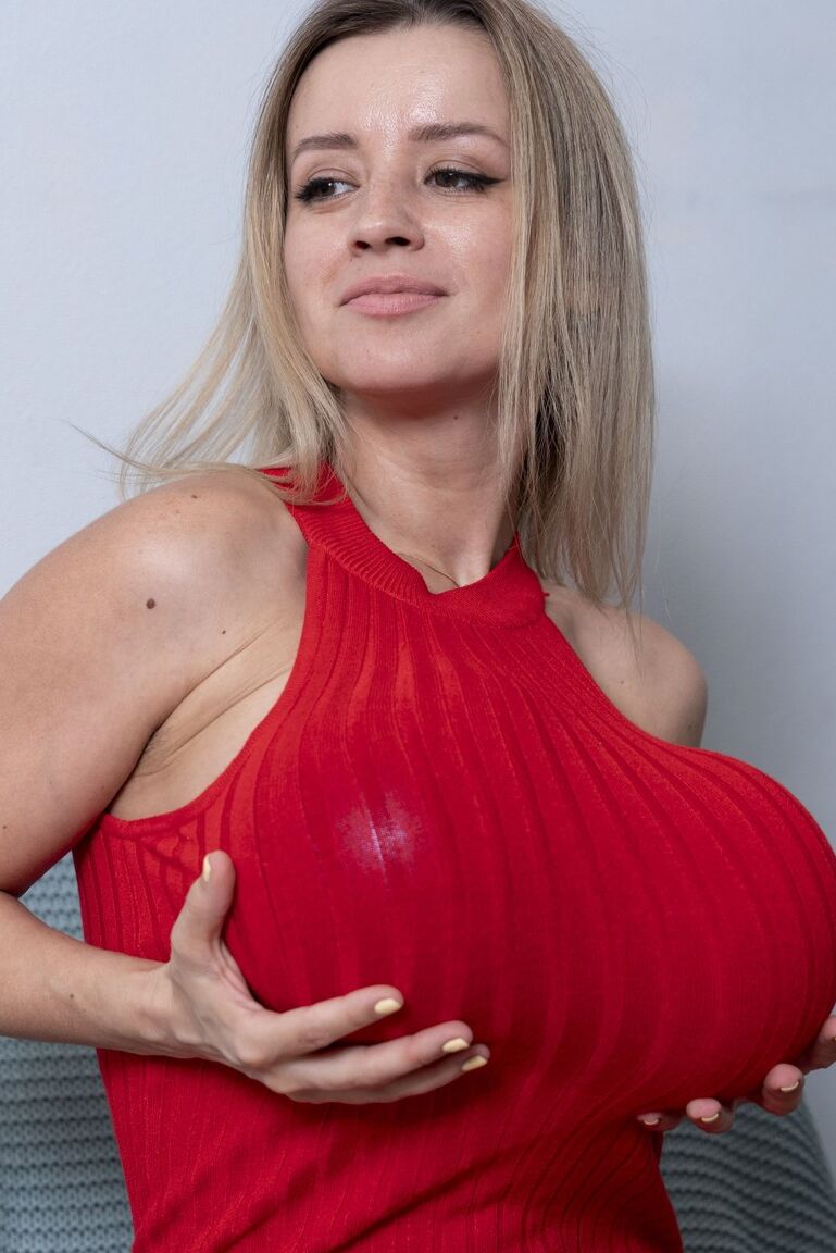 21P La chaude européenne Britney se déshabille et joue avec sa chatte poilue.