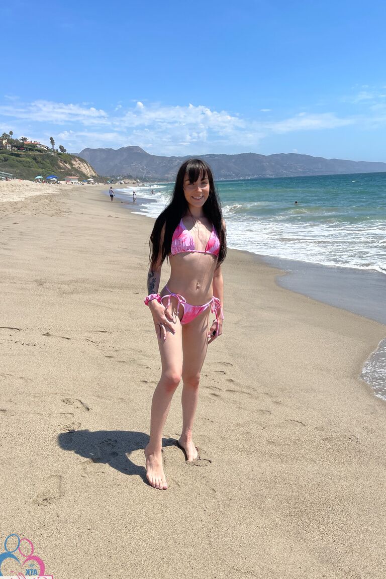 21P Namorada amadora Emma Jade mostra sua buceta peluda e cuzão raspado