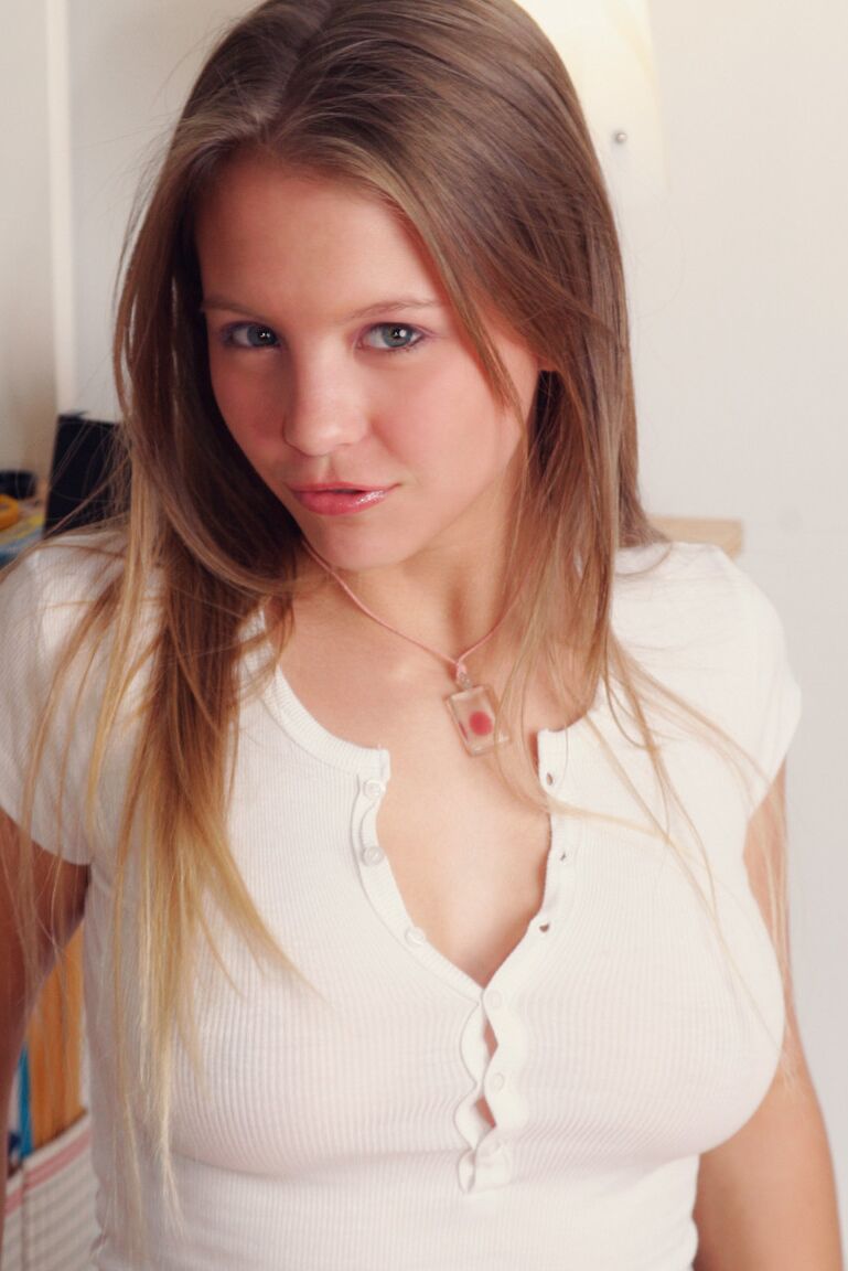 15P La dulce adolescente Dawson Miller descubre sus firmes tetas mientras se desnuda a tope